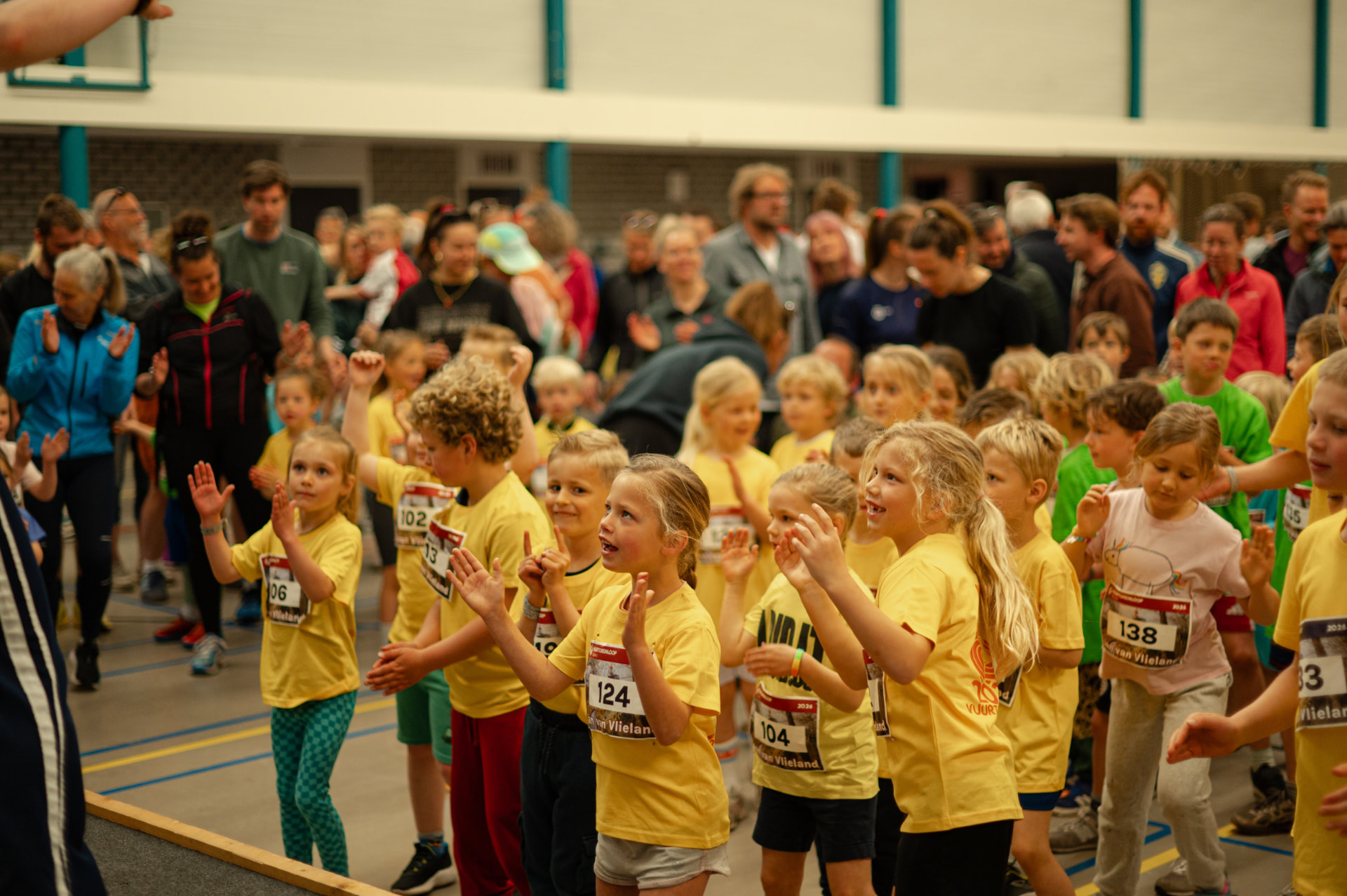 Warming-up van de jeugdloop in de sporthal van Flidunen
