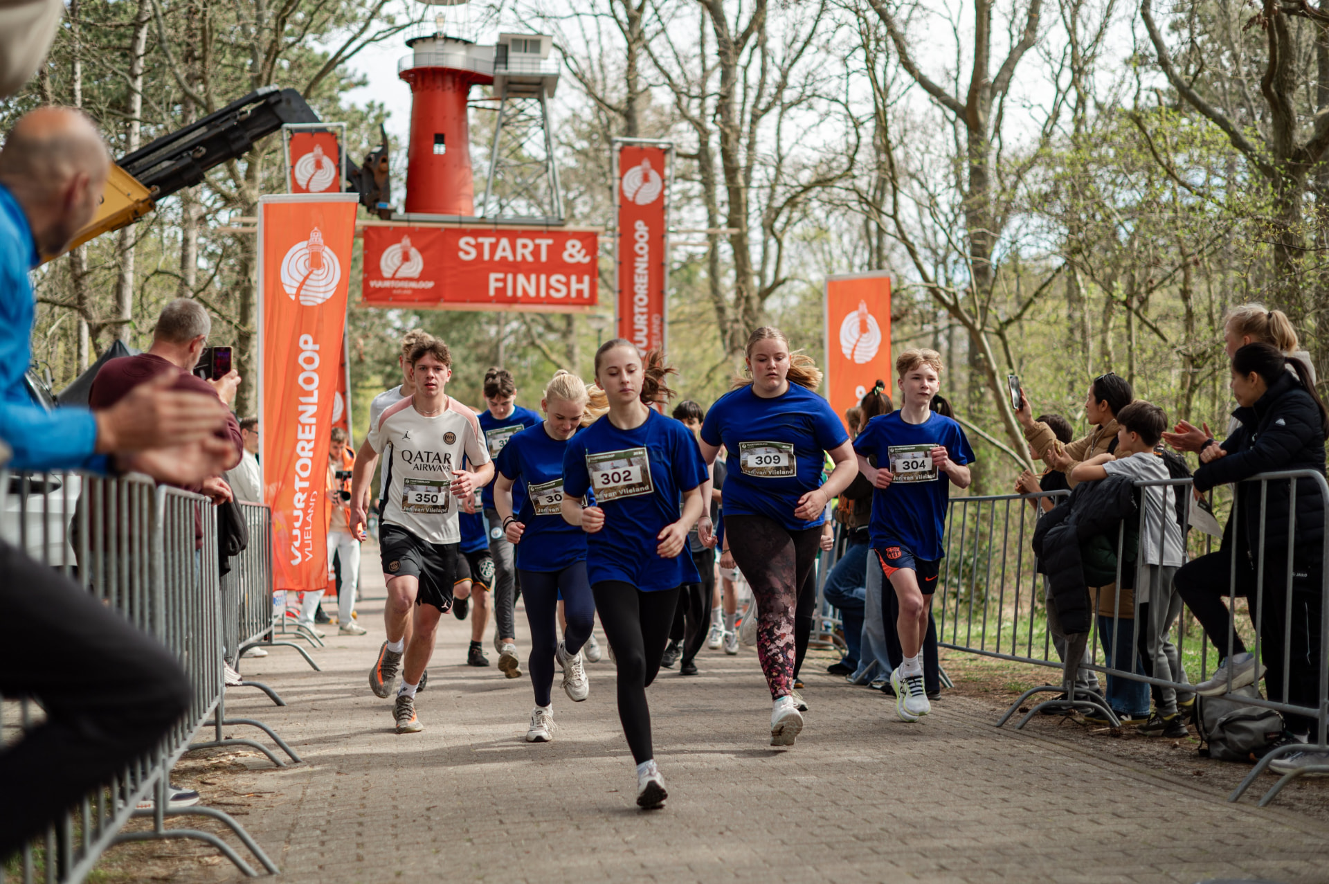 Oudere jeugd op snelheid richting de finish