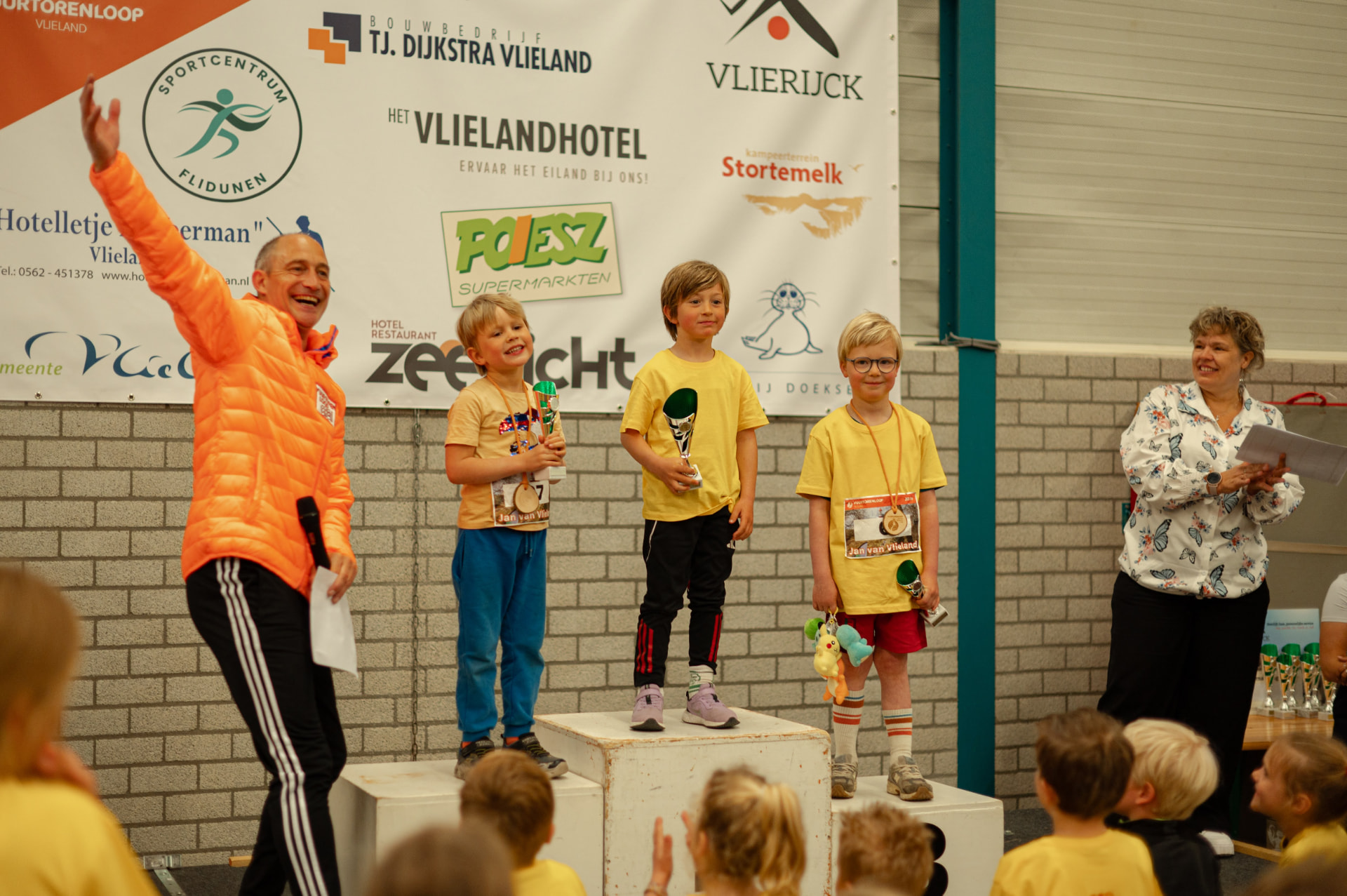 Prijsuitreiking van de jeugdloop in de sporthal