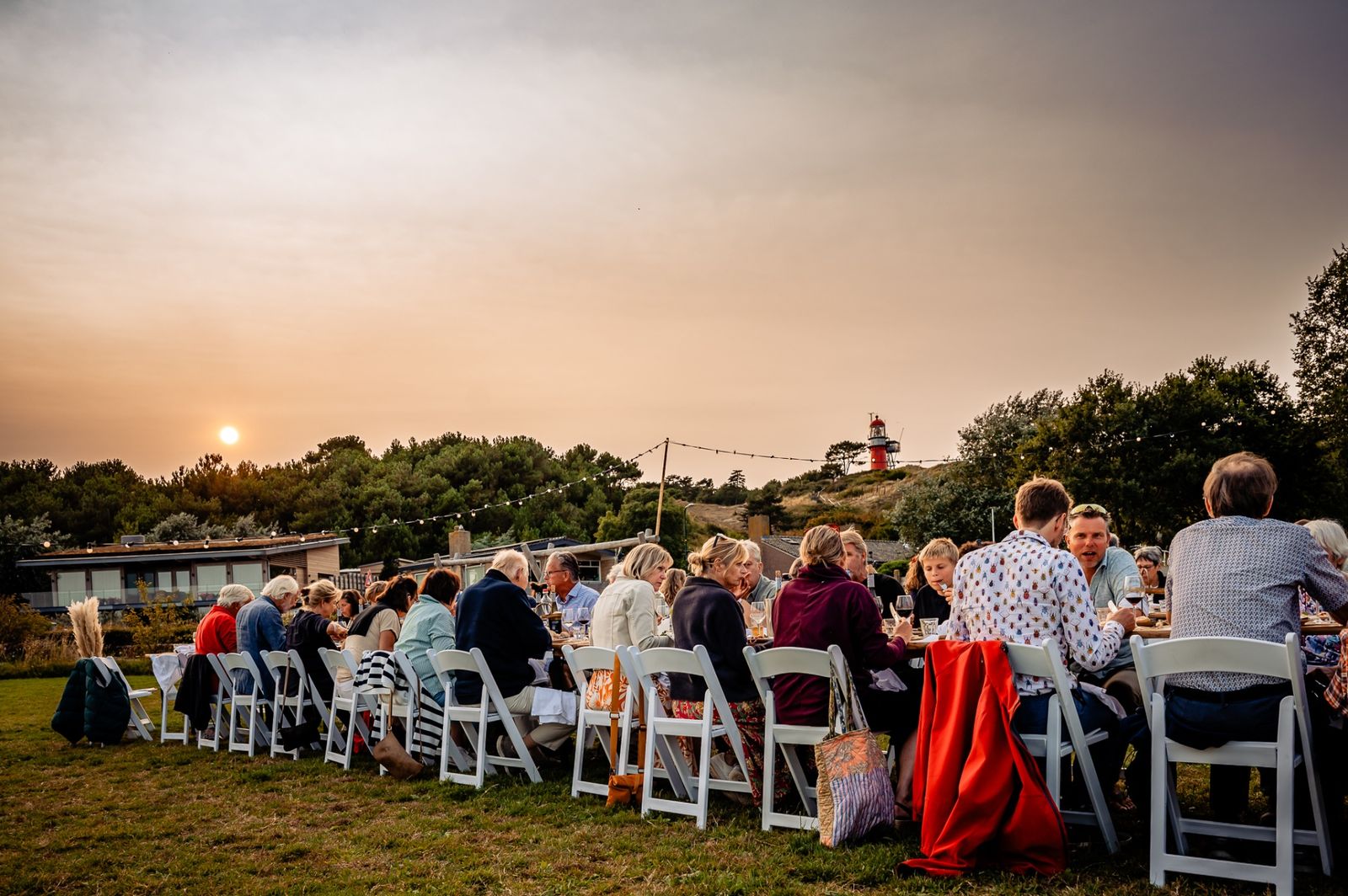 Diner bij zonsondergang op Vlieland