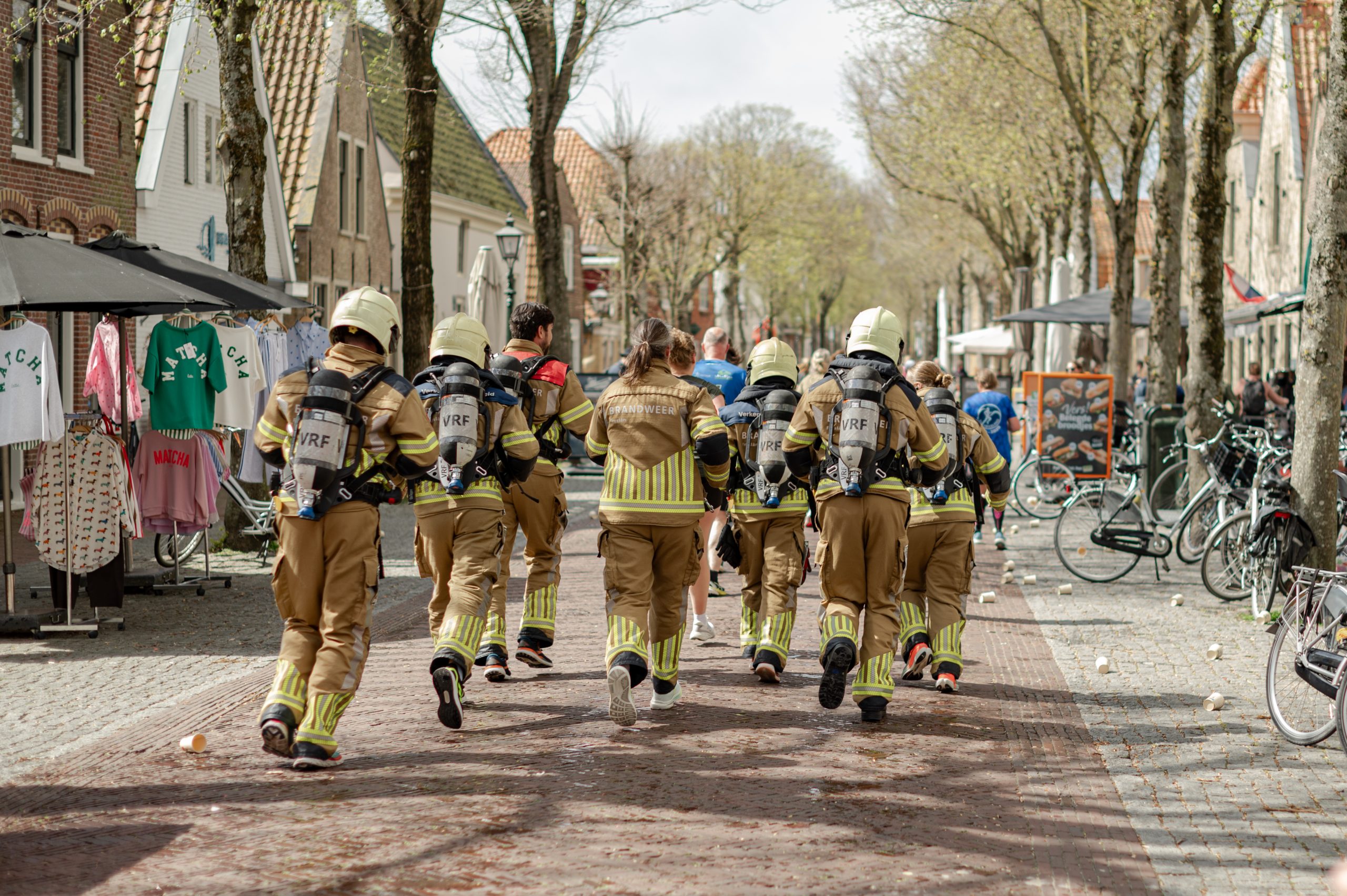 Sfeer in het dorp Oost-Vlieland tijdens de Vuurtorenloop