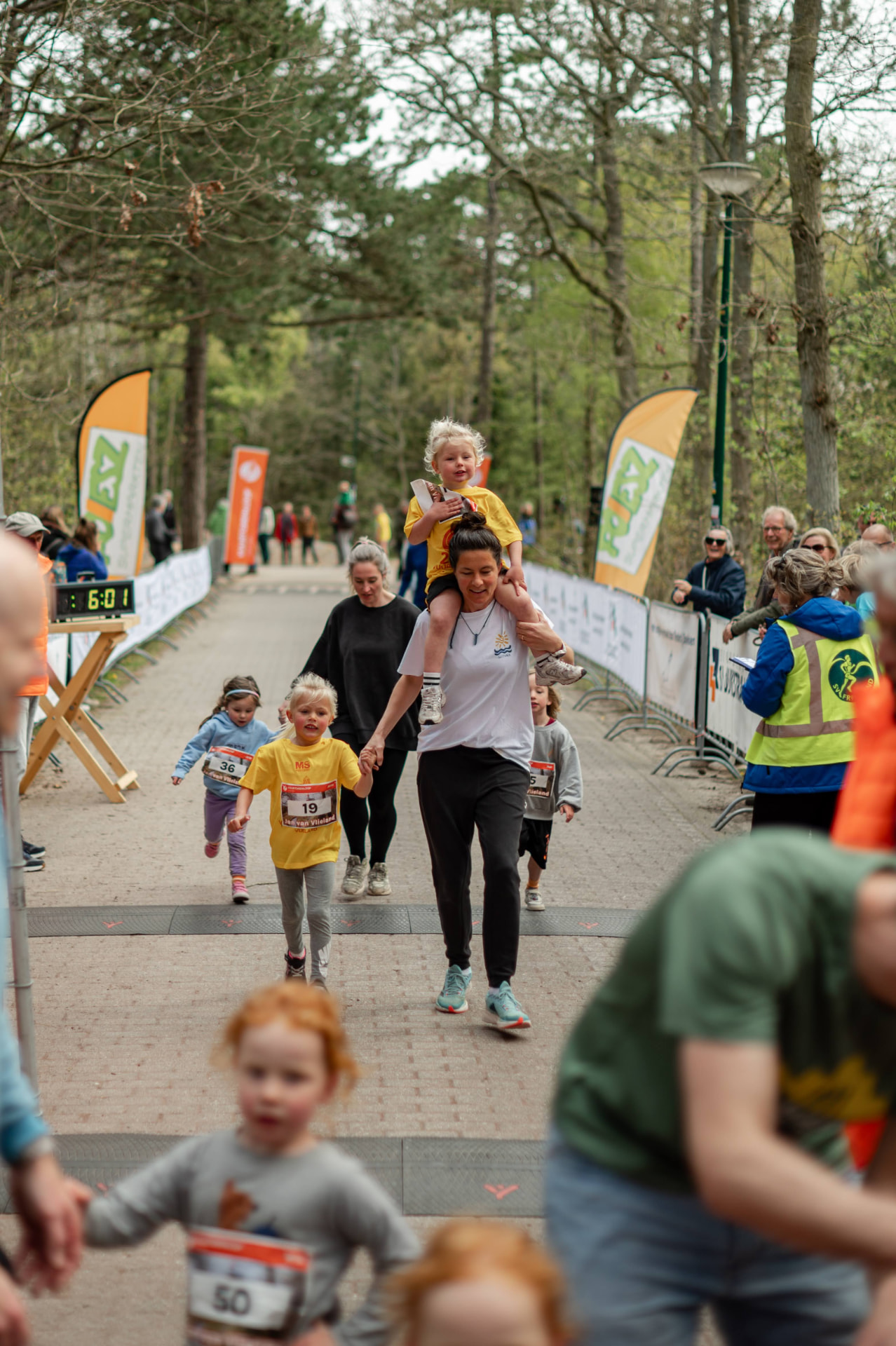 Kinderen finishen hand in hand met hun ouders