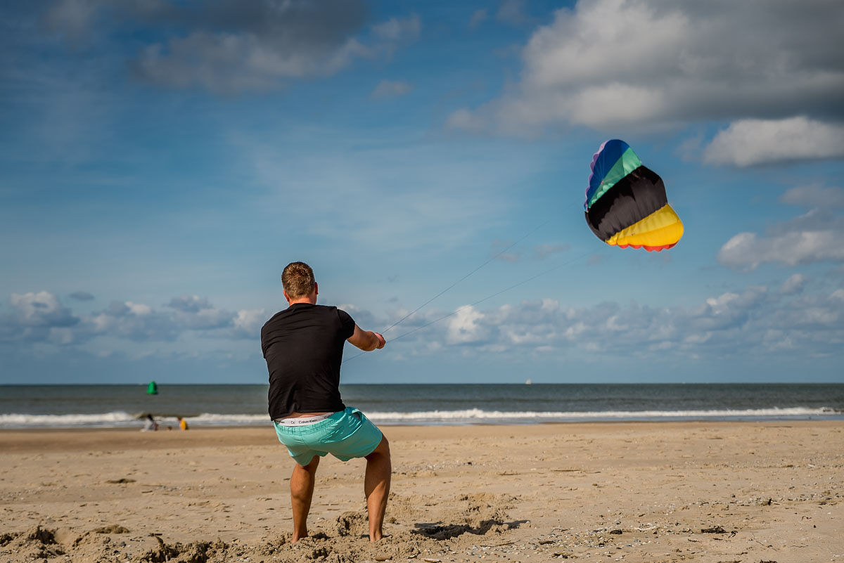 Kind vliegt een vlieger op het strand van Vlieland